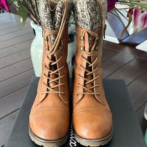 Women's Tan Lace-Up Knit-Collar Boots with Rugged Sole